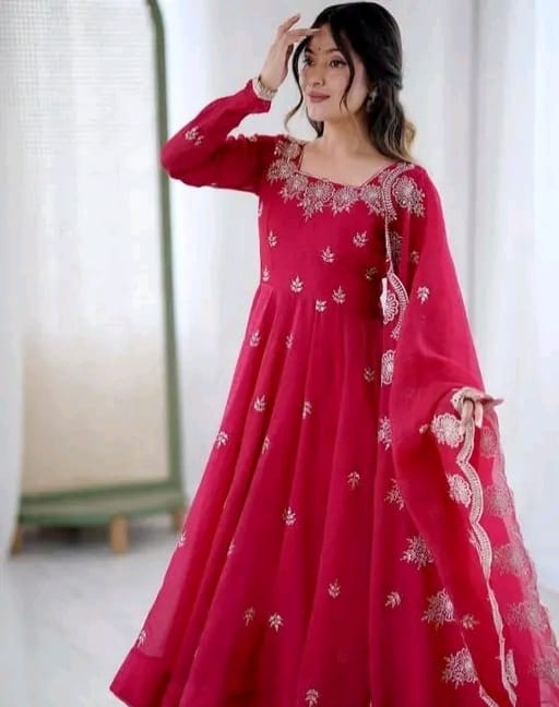 Ethnic gown with dupatta - Image 5