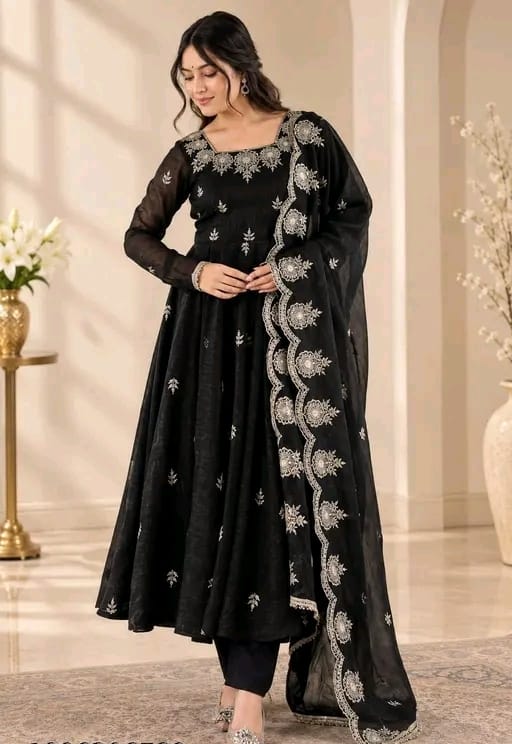 Ethnic gown with dupatta - Image 7