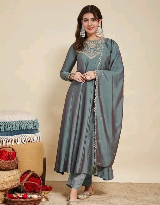 Embroidered anarkali suit - Image 11