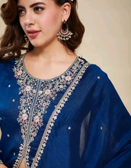 Embroidered anarkali kurta set - Image 4