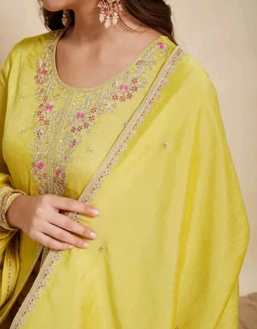 Embroidered anarkali kurta set - Image 7