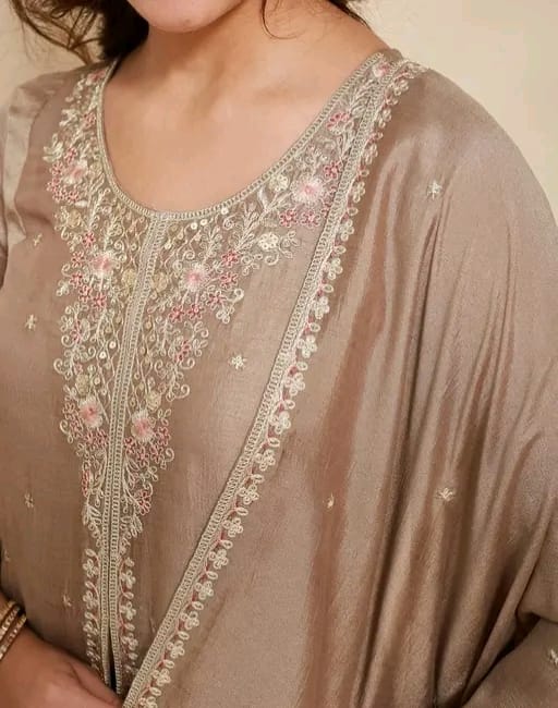 Embroidered anarkali kurta set - Image 10