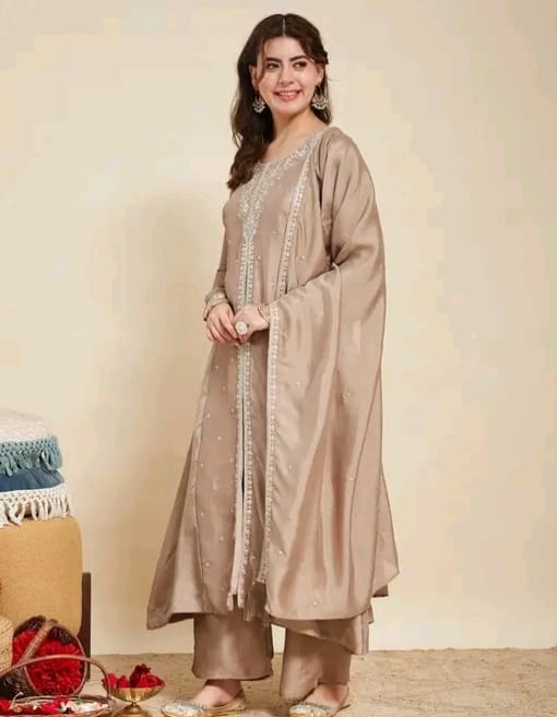 Embroidered anarkali kurta set - Image 11