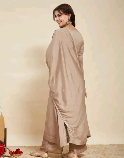 Embroidered anarkali kurta set - Image 12